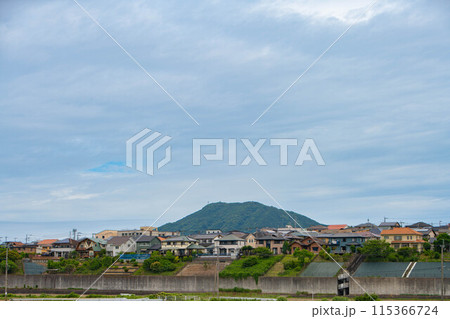 住宅街と梅雨の空 115366724