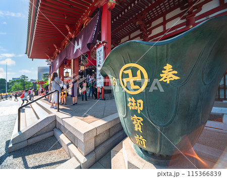 [東京・浅草] 浅草寺の観音堂の前に飾ってある青銅の蓮花形槽。 115366839