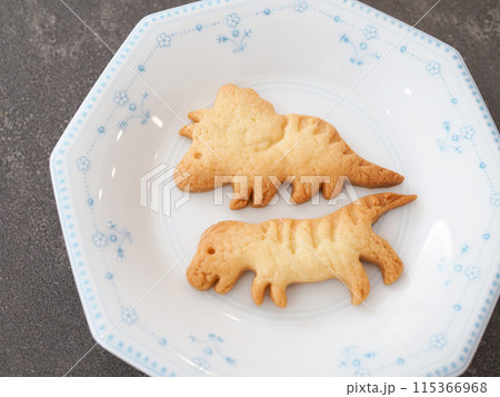 皿に乗った恐竜クッキー 115366968