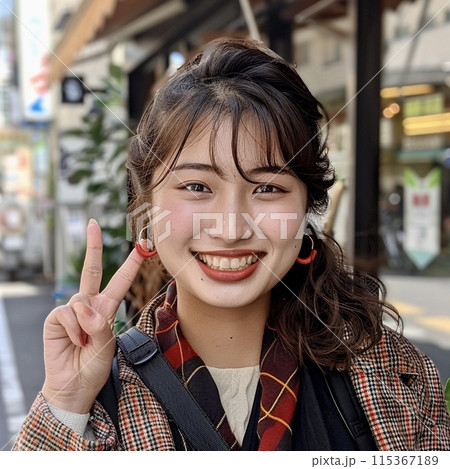 笑顔でピースをする女性 115367189