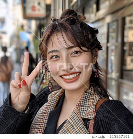 街角に立つ若い女性 115367191