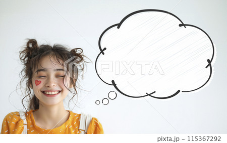好きな物を思い浮かべて笑顔になるアジア人少女 吹き出しコピースペース 115367292