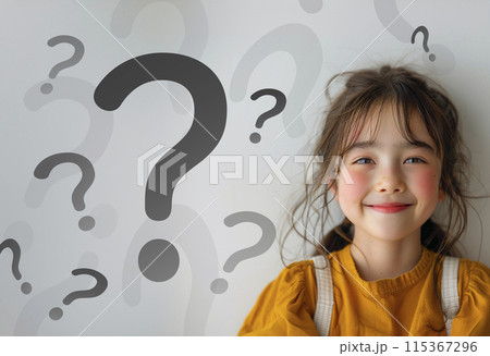 笑顔で不思議に思うかわいい日本人女性 ？マーク 115367296