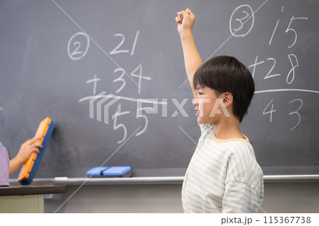 黒板で算数を勉強する小学生の男の子 115367738