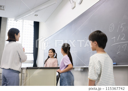 算数の時間黒板で算数を勉強する小学生複数 よくできましたと拍手 算数の時間黒板で算数を勉強する小学生複数 よくできましたと拍手 115367742