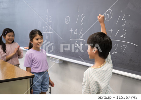 黒板で算数を勉強する小学生複数 よくできましたと拍手 黒板で算数を勉強する小学生複数 よくできましたと拍手 115367745