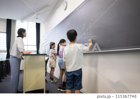 黒板で算数を勉強する小学生複数 顔無しの後ろ姿 黒板で算数を勉強する小学生複数 顔無しの後ろ姿 115367748