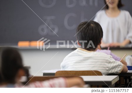 日本の小学校の教室で英語の授業をする様子の顔無し 115367757