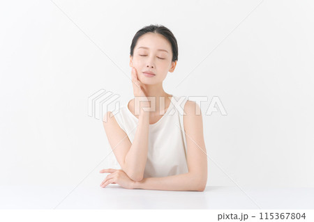 肌のスキンケアをする女性 115367804