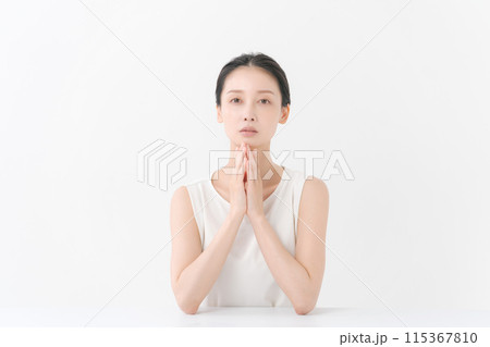 肌のスキンケアをする女性 115367810