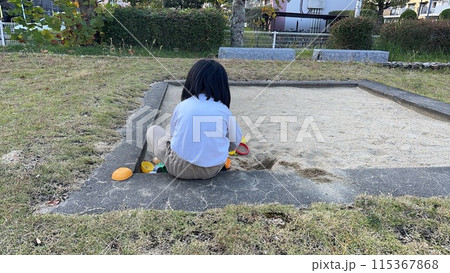 公園で遊ぶ女の子 公園で遊ぶ女の子 115367868