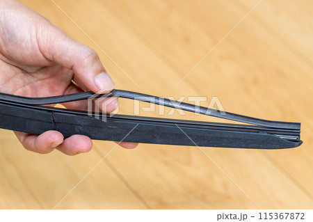 裂けたワイパーゴム 115367872