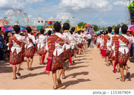 ロケット祭りパレードのタイ舞踊（タイ・イサーン地方） 115367904
