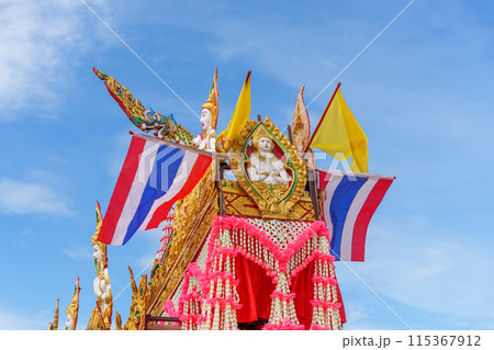 ロケット祭りパレードの山車と青空（タイ・イサーン地方） 115367912
