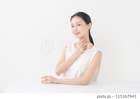 30代女性のビューティー写真 115367941