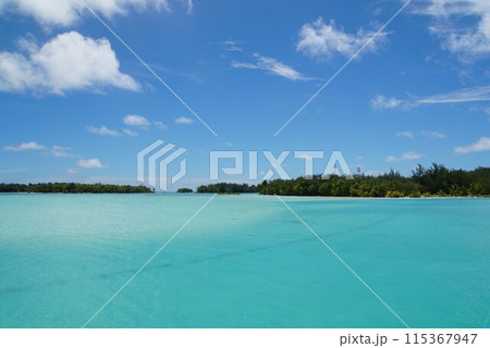 ボラボラ島の青い海 115367947