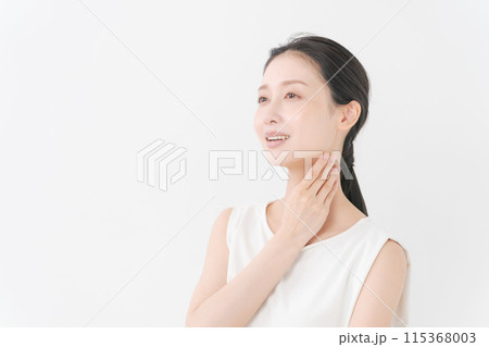首元を触る女性のポートレート 115368003