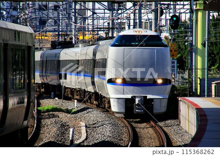 関西圏と北陸地方を湖西線経由で結ぶ… 特急サンダーバード・683系 115368262