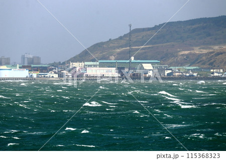 稚内のノシャップ岬を海から見た時化気味の沖合 115368323