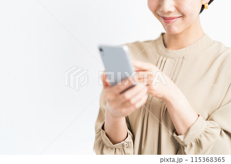 スマートフォンを操作する女性（パーツ） 115368365