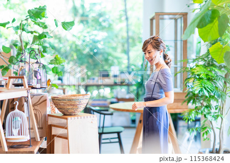 セレクトショップで買い物する若い女性 115368424