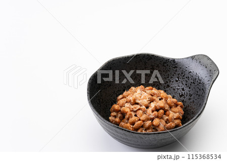 器に盛りつけた薬味なしの納豆 器に盛りつけた薬味なしの納豆 115368534