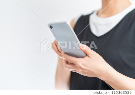 スマートフォンを操作する女性(パーツ) スマートフォンを操作する女性(パーツ) 115368589