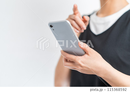 スマートフォンを操作する女性(パーツ) スマートフォンを操作する女性(パーツ) 115368592