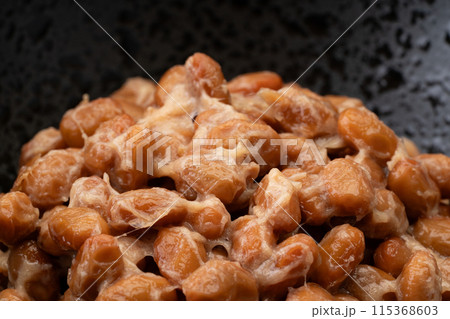 器に入った薬味なしのそのままの納豆のクローズアップ 器に入った薬味なしのそのままの納豆のクローズアップ 115368603