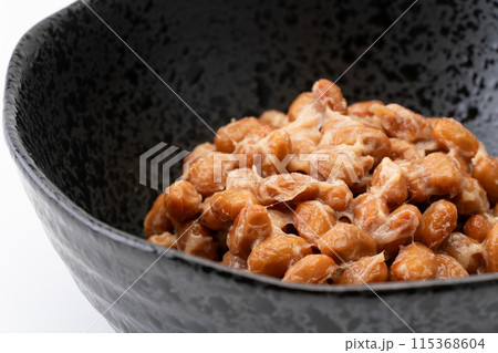 器に入った薬味なしのそのままの納豆のクローズアップ 115368604
