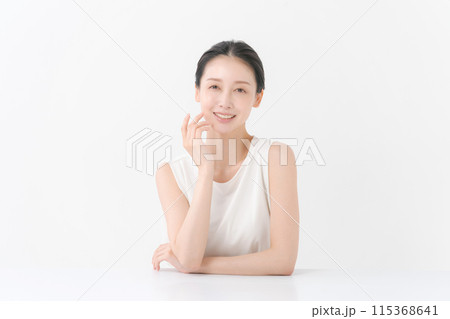 頬に手をあてて微笑む女性 頬に手をあてて微笑む女性 115368641