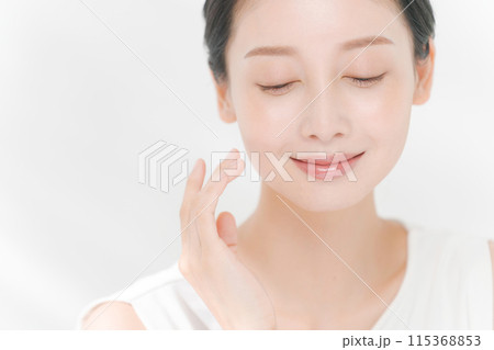 微笑む女性のビューティー 115368853