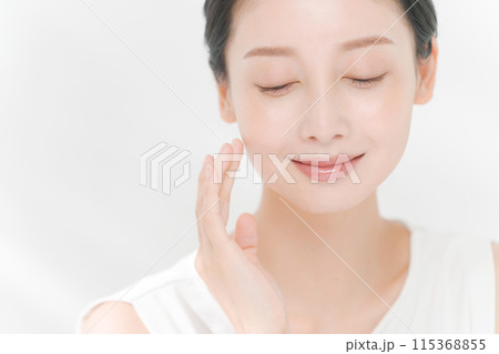 微笑む女性のビューティー 115368855
