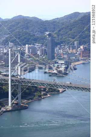 火の山公園から見る関門海峡、門司港レトロと関門橋 115368912