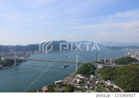 火の山公園から見る関門橋と関門海峡両岸（右下関、左門司） 115368917