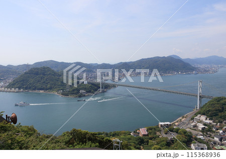 火の山公園から見る関門海峡の関門橋と海峡をはさんで九州側を見る 115368936