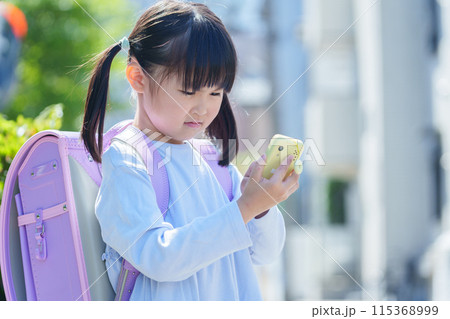 キッズケータイを使う小学生 115368999