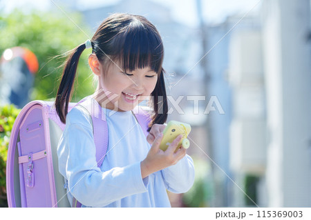 キッズケータイを使う小学生 キッズケータイを使う小学生 115369003