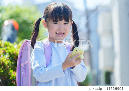 キッズケータイを使う小学生 キッズケータイを使う小学生 115369014
