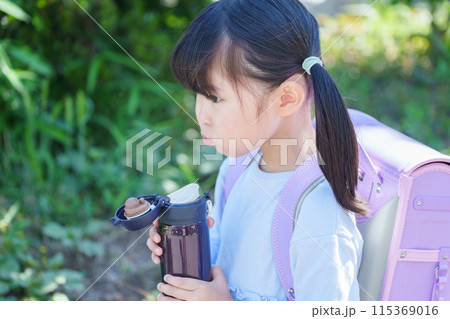水分補給する小学生 水分補給する小学生 115369016