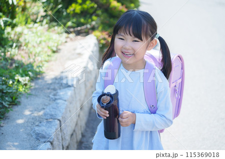 水分補給する小学生 115369018