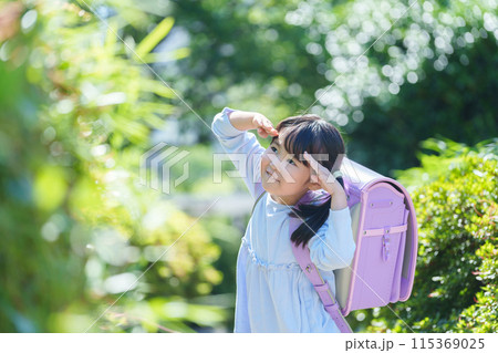 探検する小学生 探検する小学生 115369025