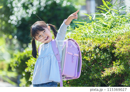 指差す小学生 115369027