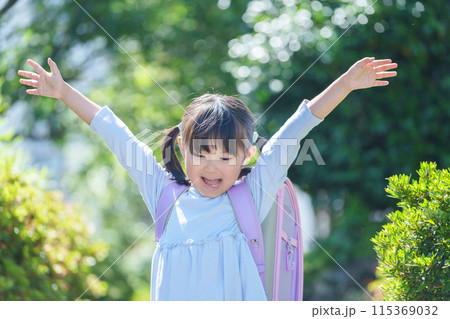 万歳する小学生 万歳する小学生 115369032