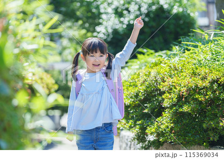 手を振る小学生 手を振る小学生 115369034