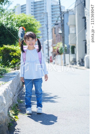 小学校に登校する小学生の全身の写真素材 [115369047] - PIXTA