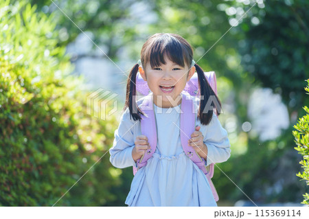 小学校に登校する小学生 115369114