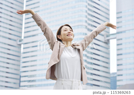 外で伸びをするビジネスウーマン 外で伸びをするビジネスウーマン 115369263