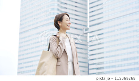 外を歩くビジネスウーマン 外を歩くビジネスウーマン 115369269