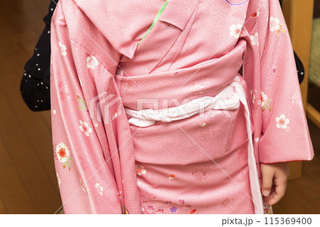 子供の着物着付け 115369400